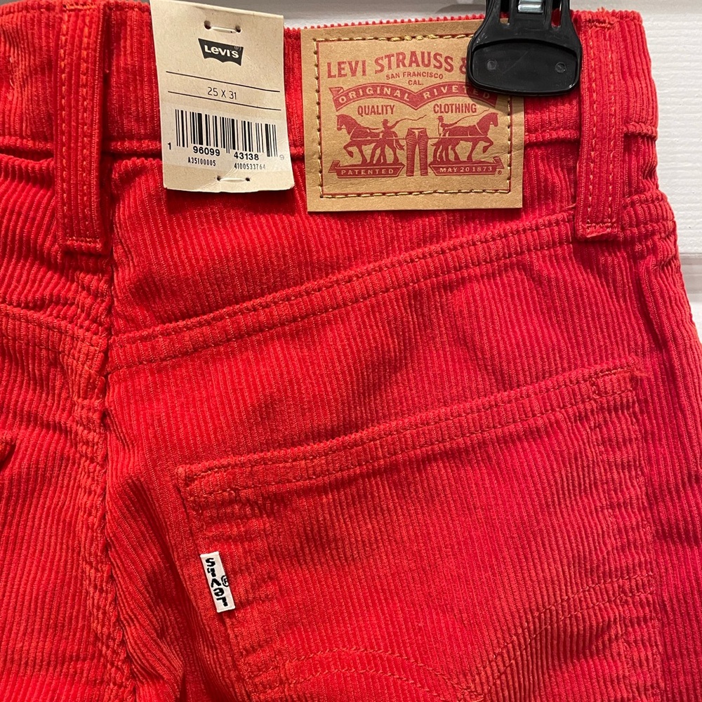 NWT Levi Women’s 94 Baggy Corduroy Jeans in ‘Valiant Poppy’